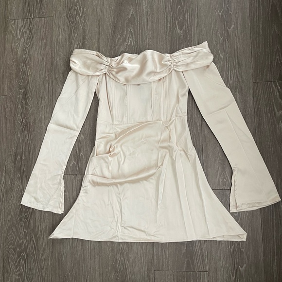 PrettyLittleThing Champagne satin pleat detail Berteau flared sleeve shift dress - Picture 3 of 11